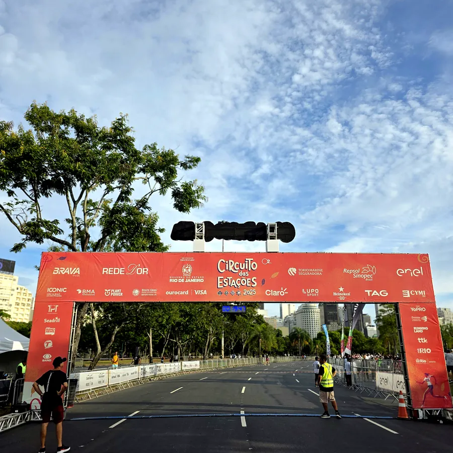 Corrida de rua no Rio de Janeiro — estrutura de som e palco da FBS