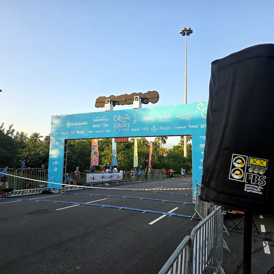 Corrida de rua no Rio de Janeiro — estrutura de som e palco da FBS