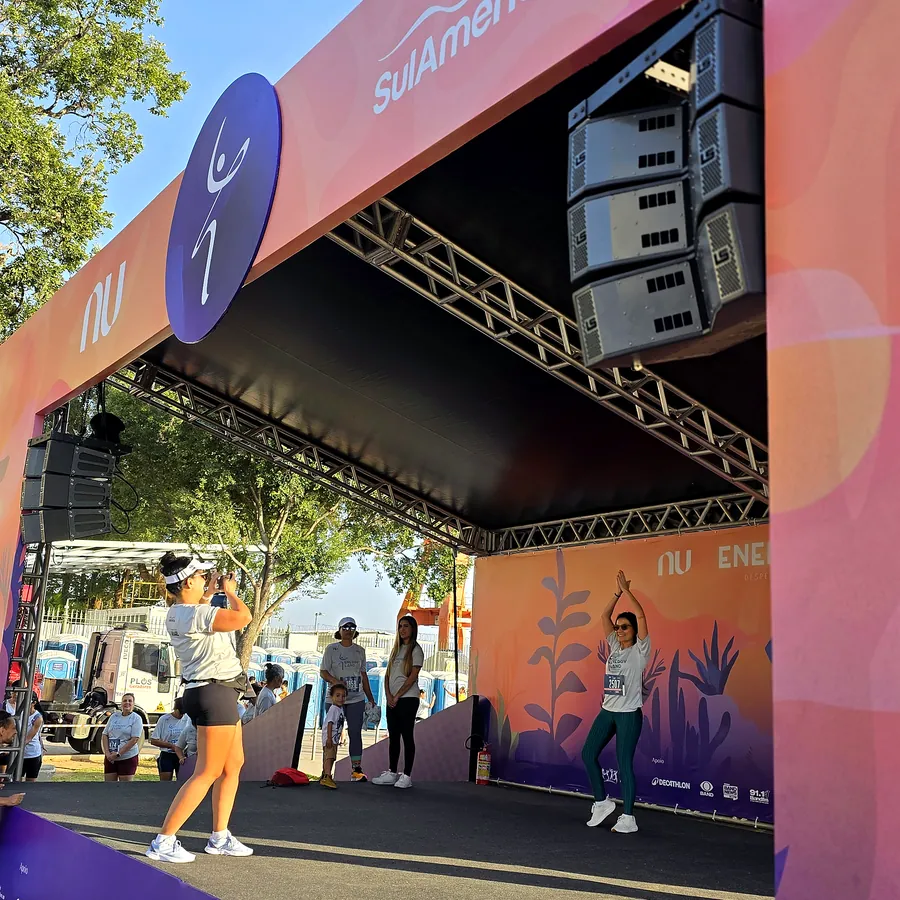 Corrida de rua no Rio de Janeiro — estrutura de som e palco da FBS