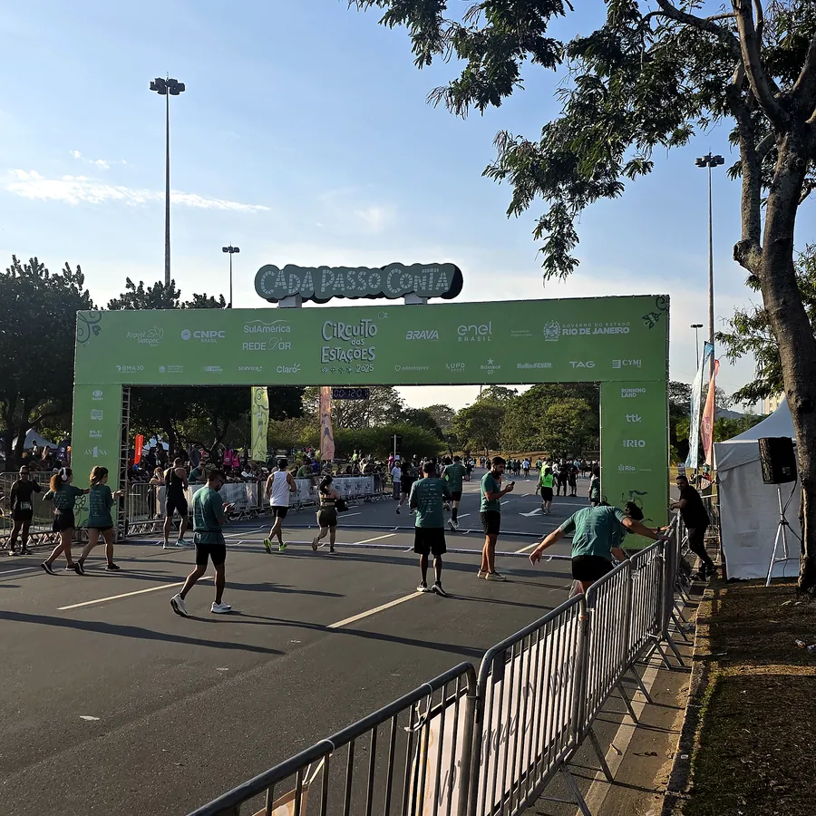 Corrida de rua no Rio de Janeiro — estrutura de som e palco da FBS