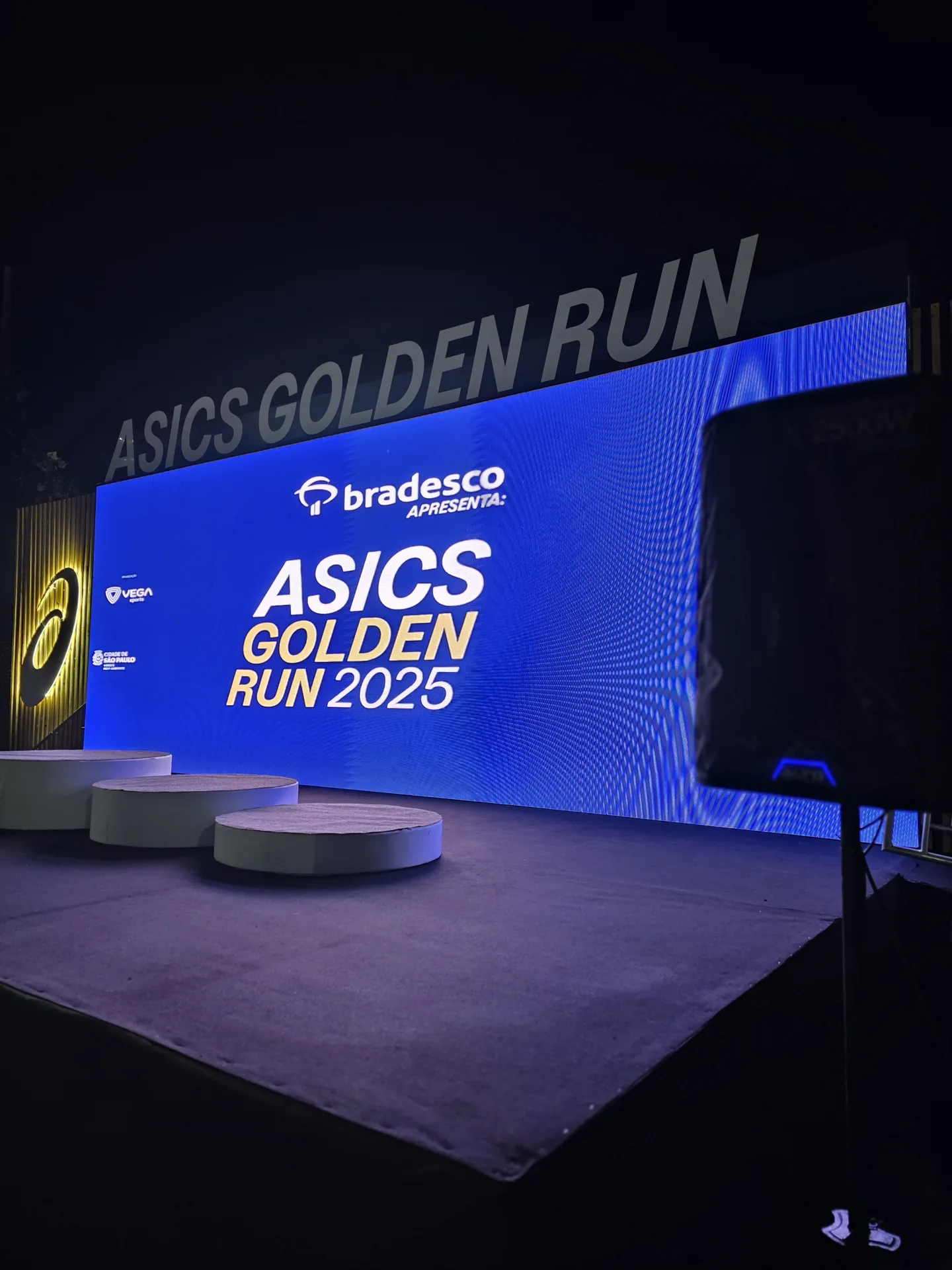 Painel de LED em palco — ASICS Golden Run 2025, Rio de Janeiro