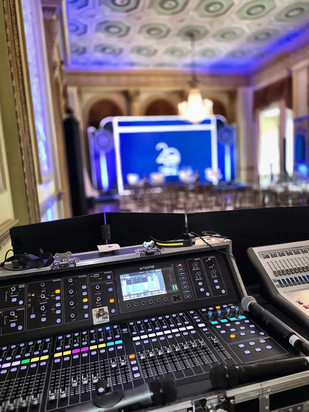 Operação ao vivo na mesa Midas M32 da FBS — evento L'Oréal