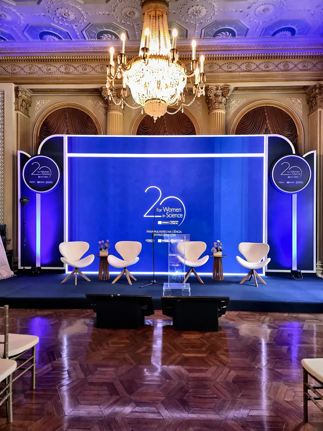 Palco com painel de LED 6×3 no salão nobre — L'Oréal For Women in Science