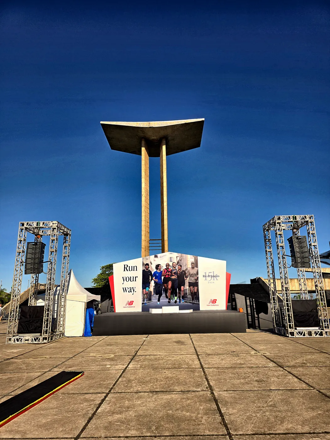 Monumento aos Pracinhas com o palco New Balance e line arrays de cada lado — FBS Sonorização